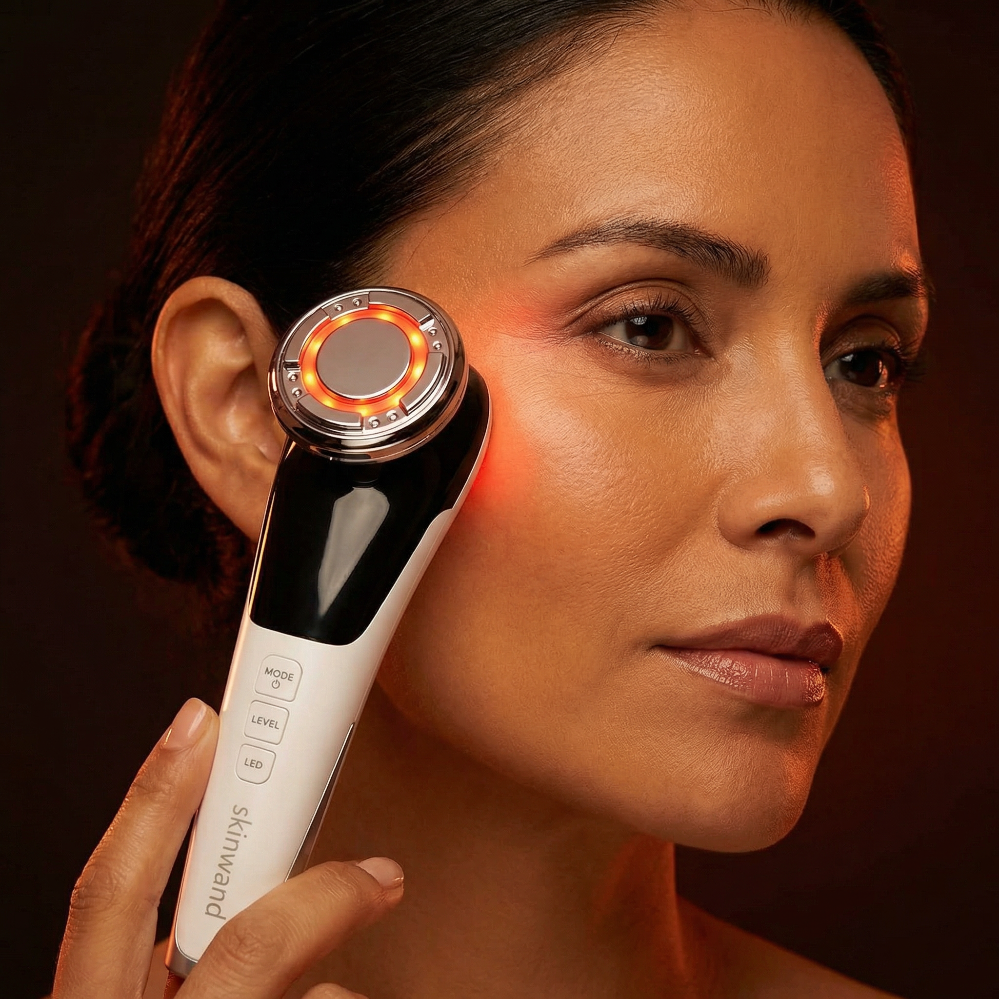 <p>Penetra en la dermis y despierta la producción natural de colágeno. Las líneas de expresión se suavizan desde adentro, sin inyecciones.</p>