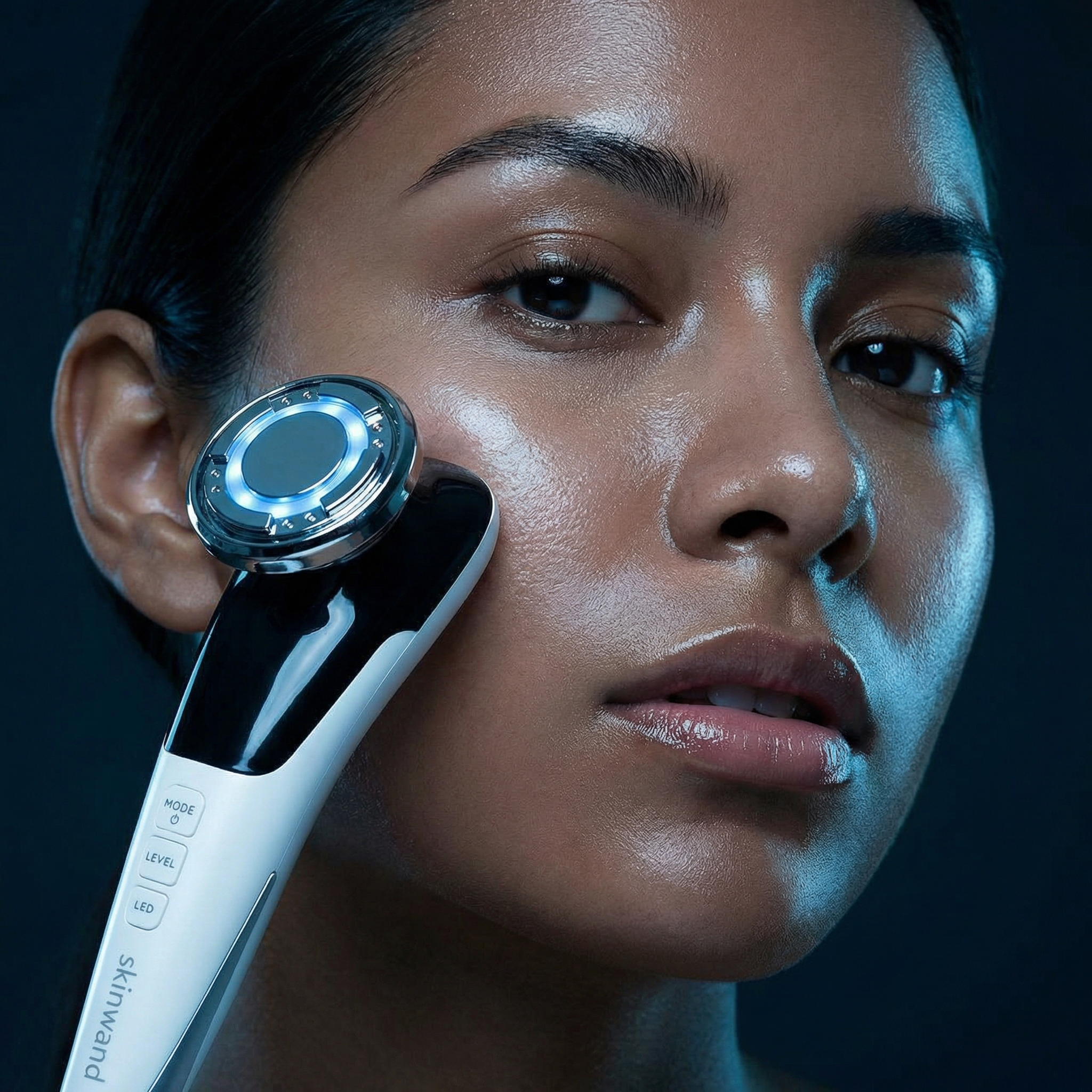 <p>Terapia de frío a 6°C que encoge los poros al instante. Tu piel queda lisa, suave y lista para el maquillaje perfecto.</p>